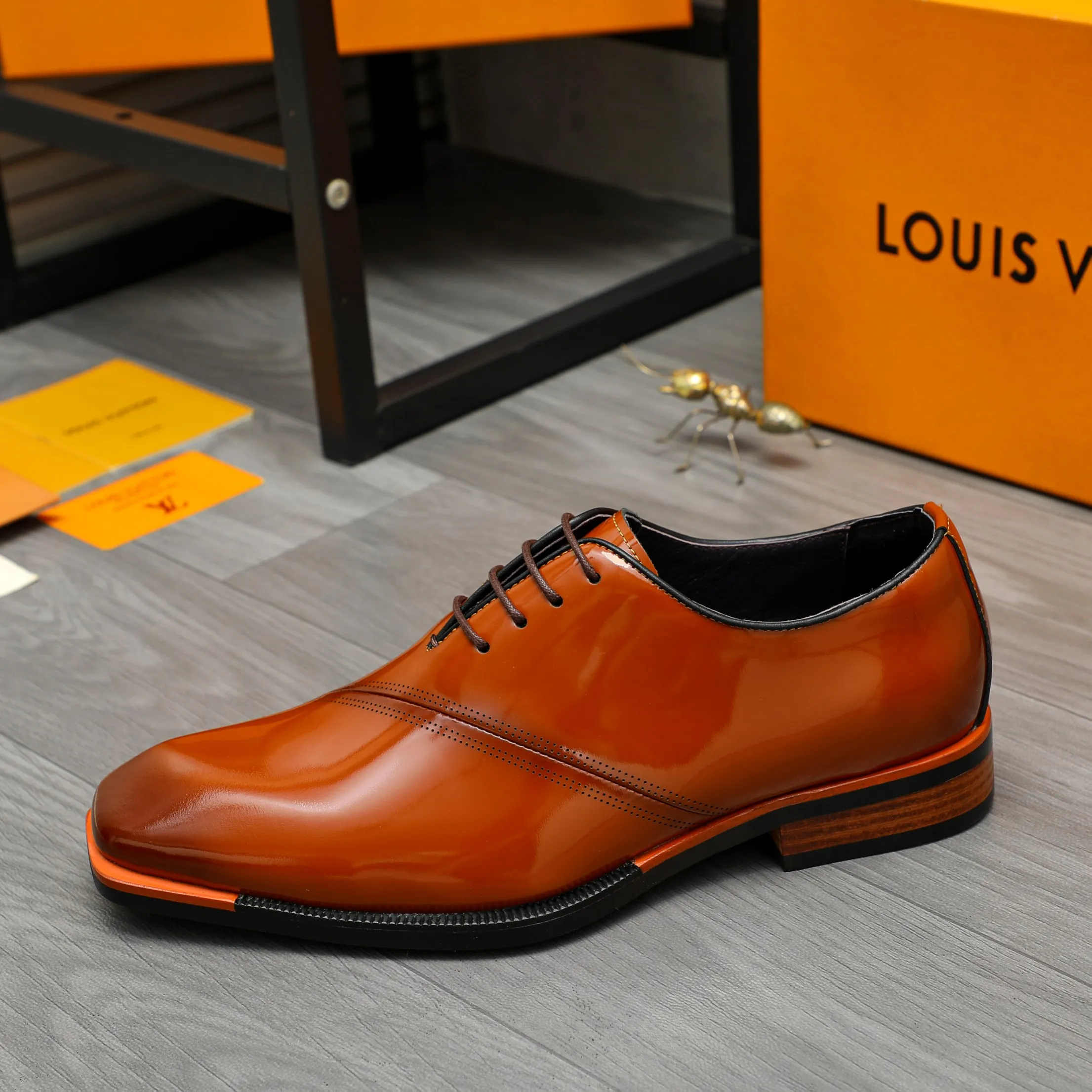 Men's shoes 💰600 Product trademark: LV "Louis Vuitton" business formal lace-up leather shoes Regular size: 37-46 Product material: Selected pearlescent polished cowhide upper, pigskin lining, rubber outsole